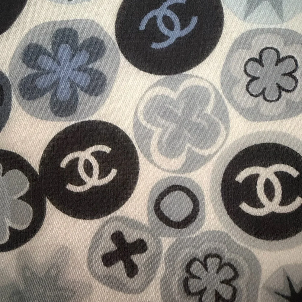CHANEL Black and White silk Scarf
